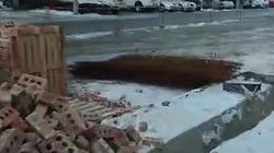 Полдороги на Орозбекова занята стройматериалами. Видео горожанина