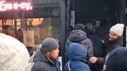Часть пассажиров не смогла влезть в переполненный автобус №145. Видео горожанина