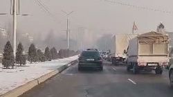 Бишкекский водитель жалуется на плохую видимость из-за смога. Видео