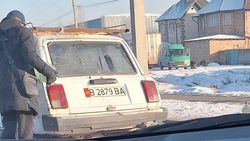 В нескольких местах на ул.Профсоюзной продают ГСМ. Фото