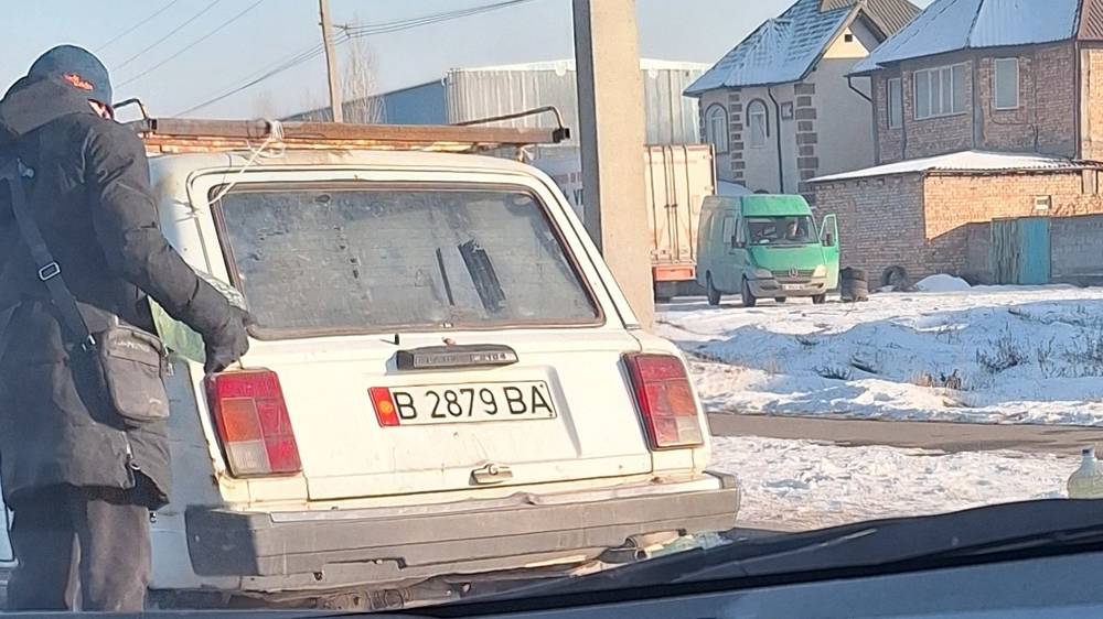 В нескольких местах на ул.Профсоюзной продают ГСМ. Фото