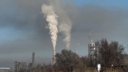 Дым из трубы цементного завода в Канте. Видео