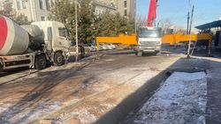 Стройматериалы на дороге по Орозбекова убрали после жалобы горожанина. Фото мэрии
