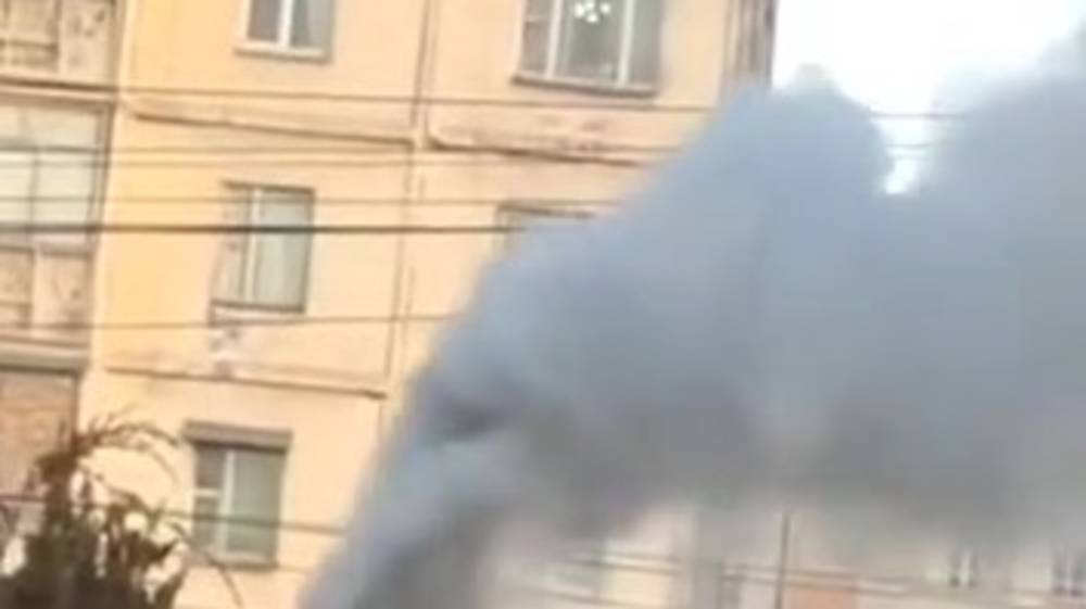 Кран или ТЭЦ? Горожанин жалуется на дым из авто. Видео