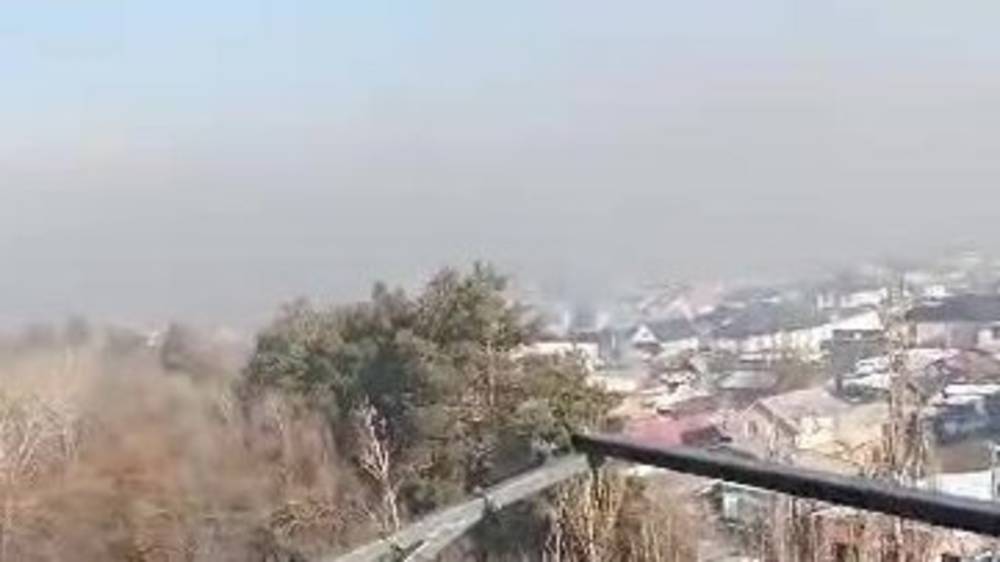 Из-за смога не видно конца села. Видео