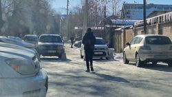 Дорогу возле школы №60 снова закрыли бетонными блоками. Фото горожанина