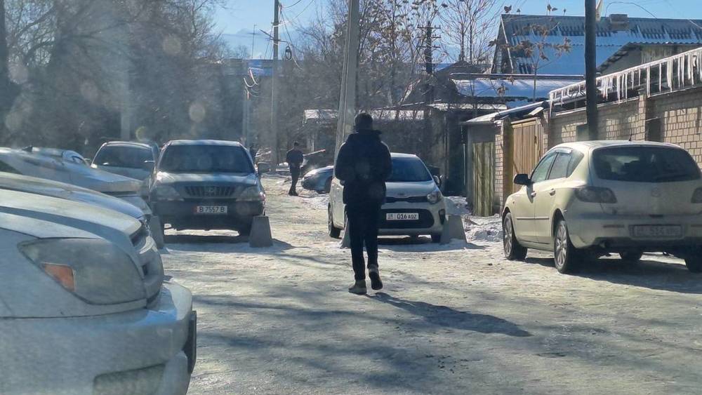 Дорогу возле школы №60 снова закрыли бетонными блоками. Фото горожанина