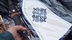 Кыргызстанец нашел на мусорке в Москве калпак, он просит не дарить такие сувениры иностранцам. Видео