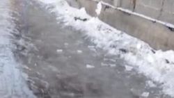 На ул.Профсоюзной не тротуар, а каток. Видео горожанина