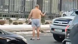 Мужчина рассказал, зачем он в трусах вышел на дорогу. Видео милиции