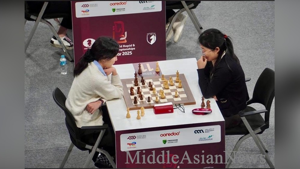 слева: Мөнгөнзул Бат-Эрдэнэ и Цзю Вэньцзюнь