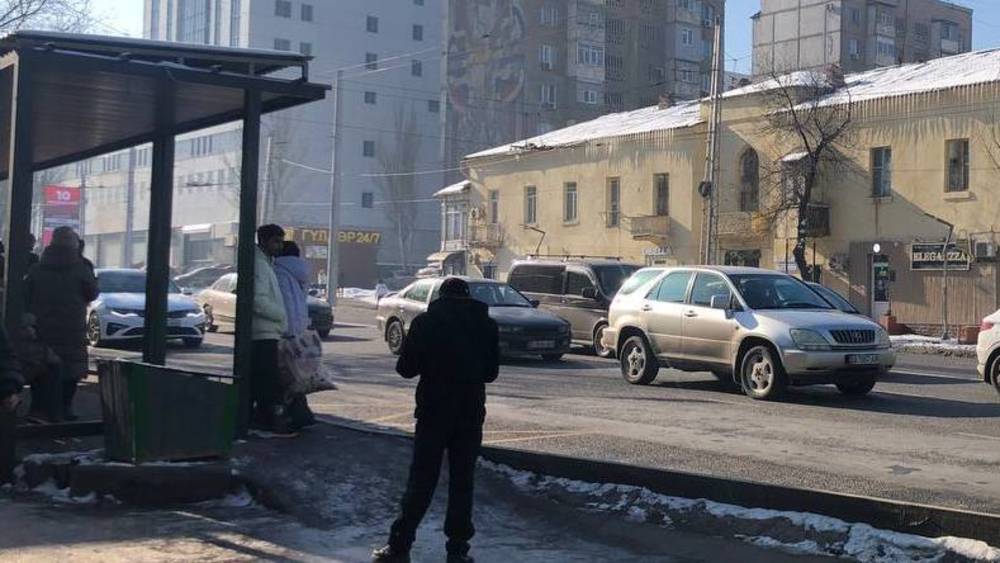 В Бишкеке начали регулировать движение автобусов на остановках. Фото горожанина