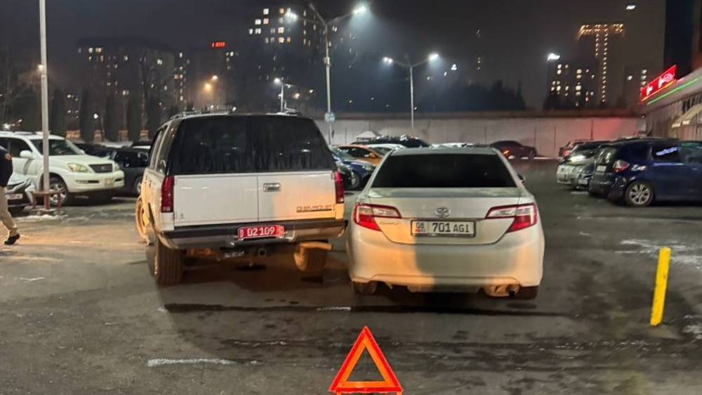 Машина с дипномерами попала в ДТП на парковке ТЦ «Ала-Арча». Фото
