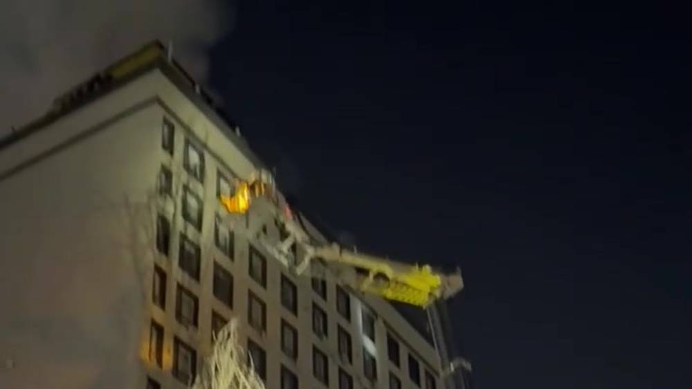 На Исанова загорелась крыша дома. Видео