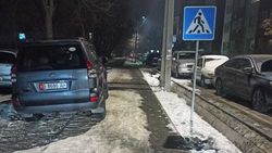 «Прадо» припарковали на тротуаре. Фото