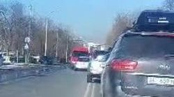 «Субару» объезжала пробку по встречке, но водитель буса ее не пропустил. Видео