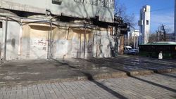 Когда приведут в порядок участок на Советской-Киевской, где раньше была точка фаст-фуда. Фото