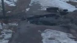 Тротуар в жилгородке Совмина перекопали. Видео жителя