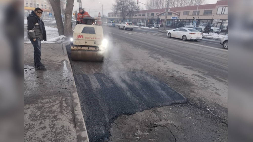 Яму возле остановки по улице Анкара залатали. Фото