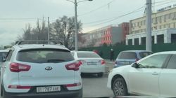 На Айтматова образуется затор из-за машин, заезжающих в Госрегистр. Видео горожанина