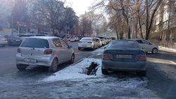 На Уметалиева водители паркуются, заезжая на тротуар. Фото горожанина