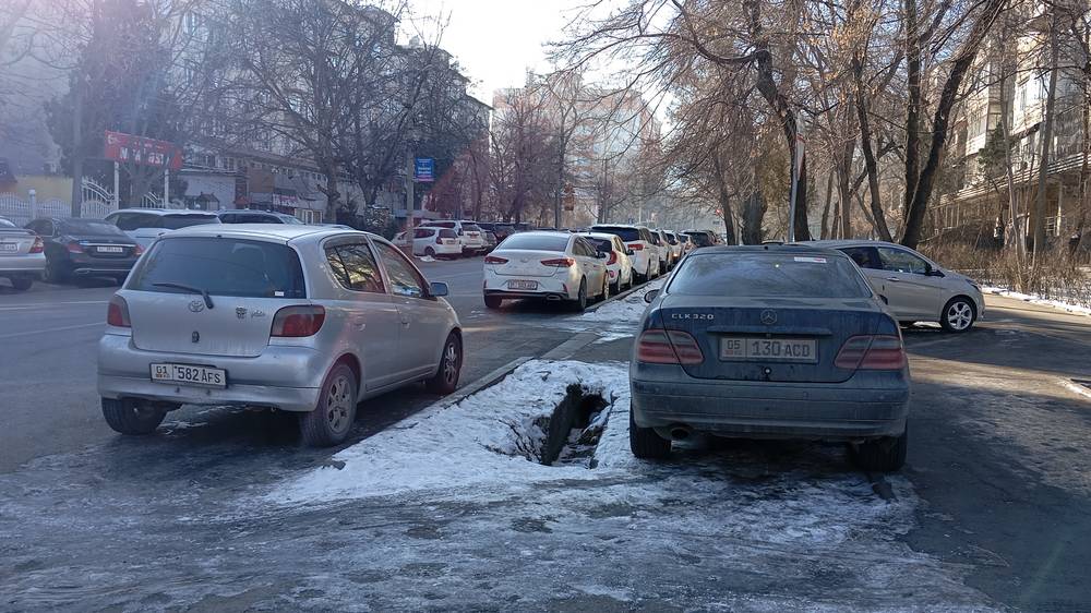 На Уметалиева водители паркуются, заезжая на тротуар. Фото горожанина