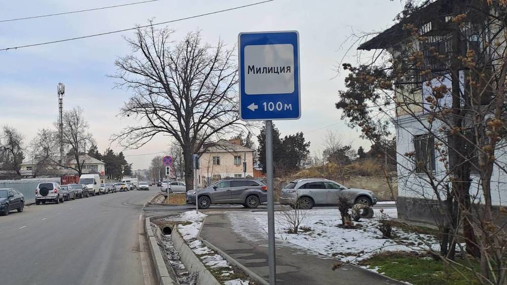 Возле РУВД Первомайского района машины стоят под запрещающим знаком. Фото горожанина