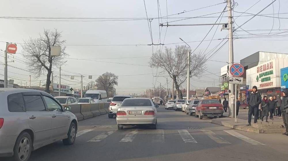 Остановка на Жибек Жолу заставлена машинами. Фото горожанина