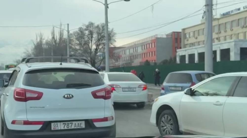 На Айтматова образуется затор из-за машин, заезжающих в Госрегистр. Ответ мэрии