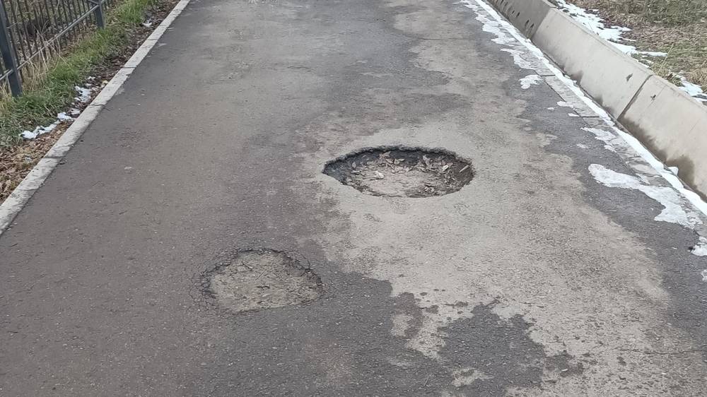 Огромные ямы на тротуаре на Московской-Суюмбаева