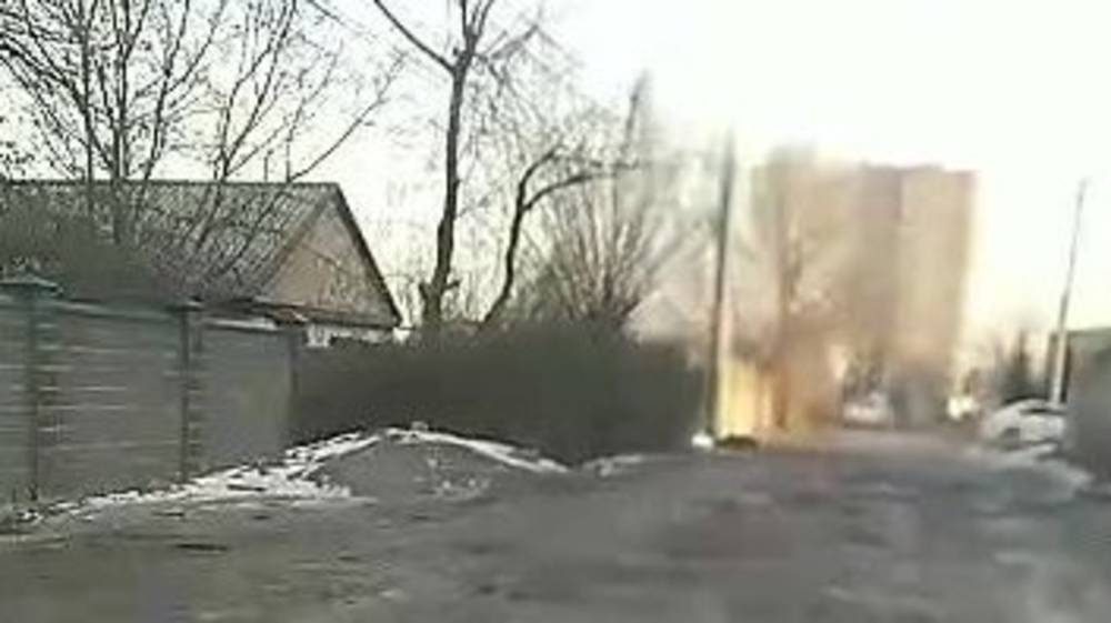 Водитель жалуется на состояние дороги в Джале. Видео