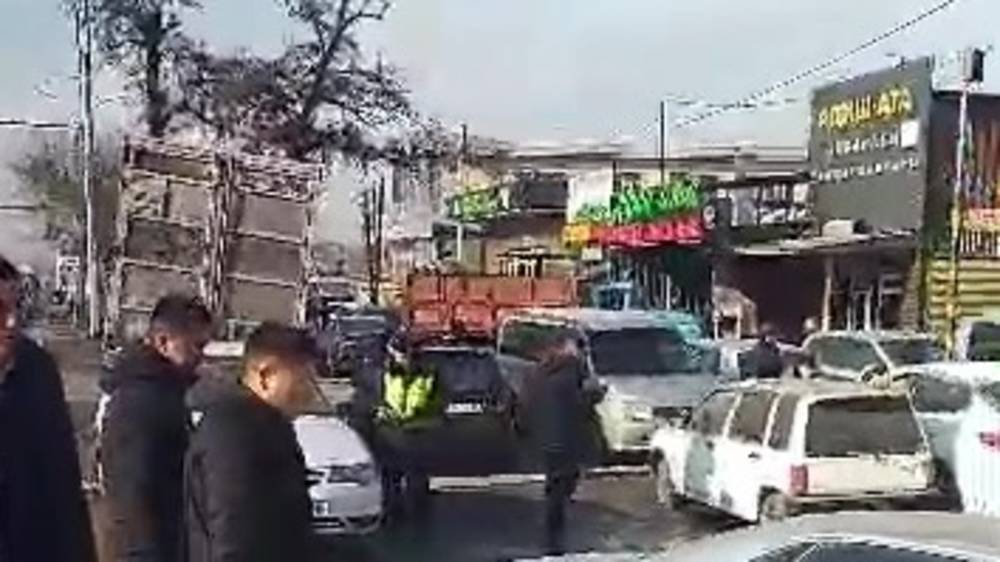 Тротуар на Дэн Сяопина освобождают от припаркованных машин после жалобы горожанина. Видео