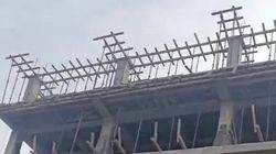У стройки на Тыныстанова нет защитного козырька. Видео горожанина