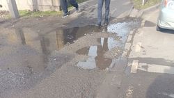 Яма и грязь на тротуаре по ул.Дзержинского. Фото горожанина