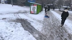Машина «Тазалыка» проезжает через арык и тротуар, разнося грязь. Фото горожанина