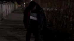 Горожанин споткнулся о трубу возле стройки на Абая и сломал руку. Видео
