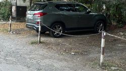 Законно ли между домами на Московской установили ограничители парковок? Фото горожанина