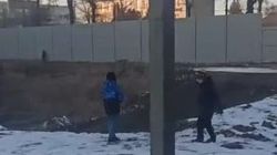 На территории котлована на Жибек Жолу играют дети