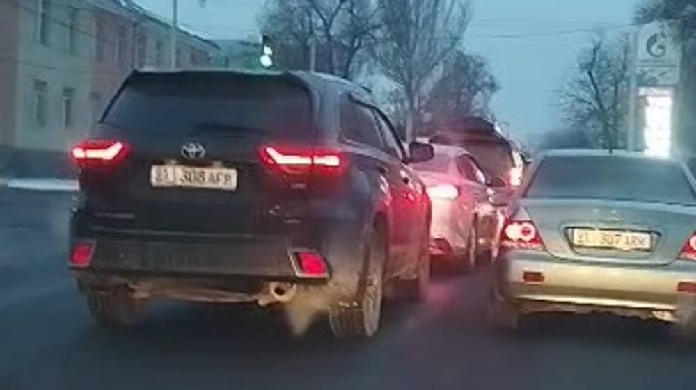 На Льва Толстого водители массово поворачивают со второй полосы, создавая затор. Видео