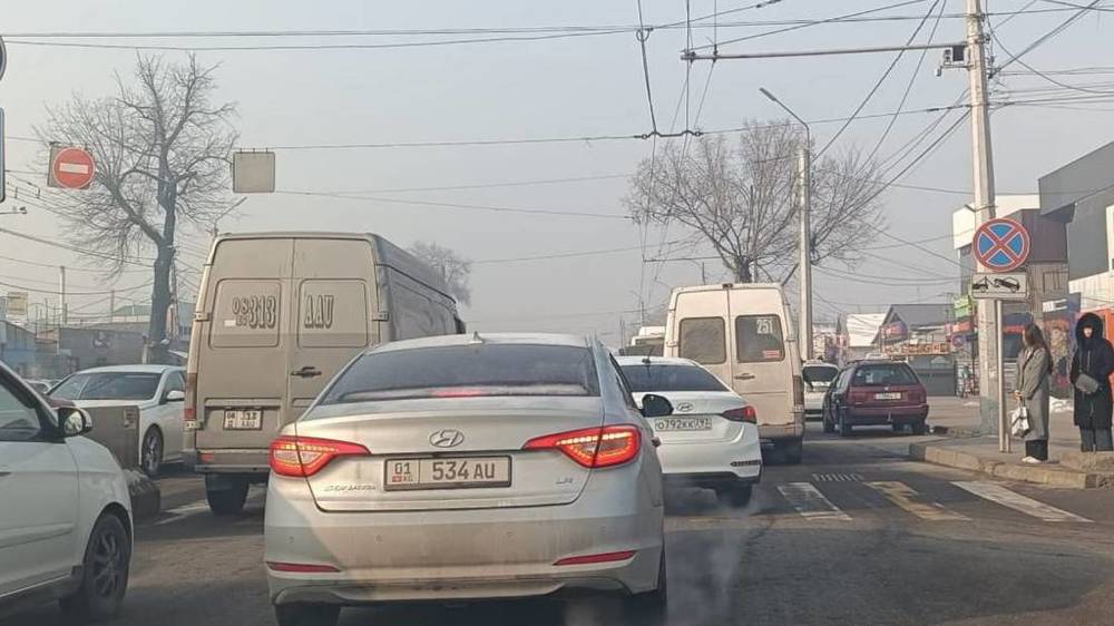 Остановка на Жибек Жолу снова заставлена машинами. Фото