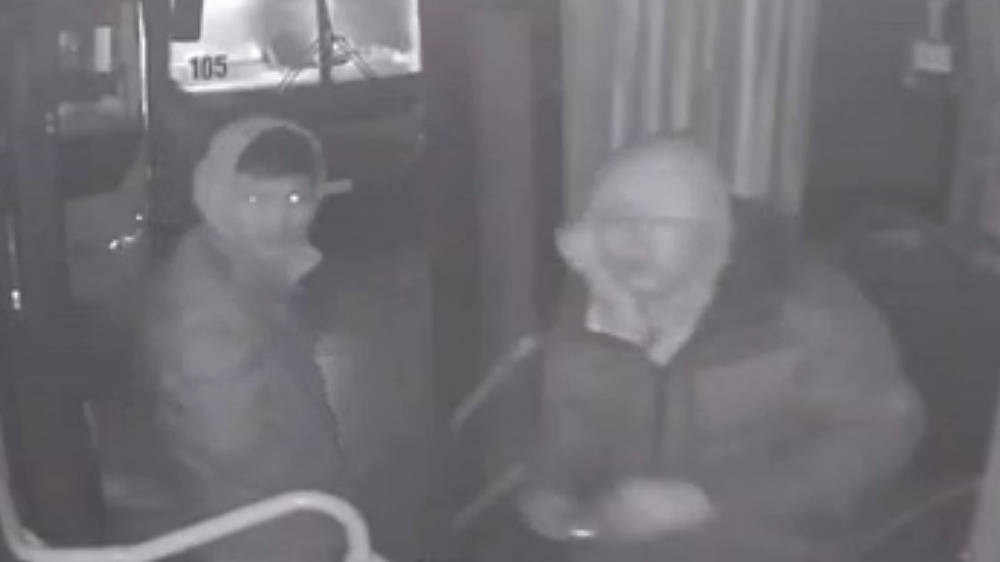 Двое парней ночью на автобазе зашли в автобус, чтобы забрать деньги. Видео