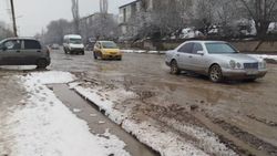 «Жители тонут в грязи»: Житель Оша жалуется на состояние дороги