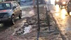 На Льва Толстого затопило тротуар. Видео горожанина