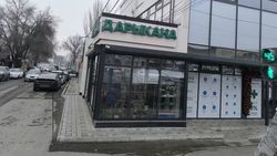 Аптека в Новопавловке заняла часть тротуара. Законно ли? Фото жителя