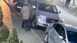 Мужчина взял камень с клумбы и разбил лобовое припаркованного «Крузака». Видео