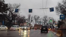Водитель просит установить дополнительный знак под мостом на Молодой Гвардии. Фото