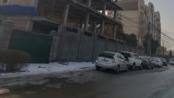 На стройке на Тыныстанова не сделали козырьки. Фото горожанина