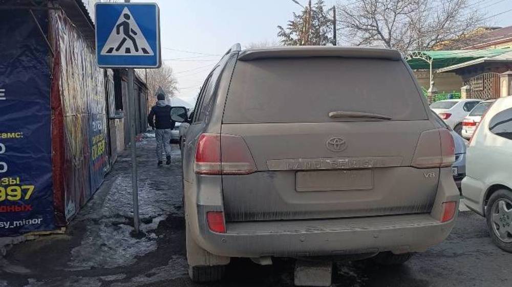 BMW X6 и BMW X5 припаркованы на тротуаре. Видео