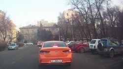 Бус за полминуты проехал по встречке по двум улицам. Видео