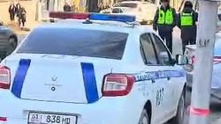 Патрульная машина стоит в неположенном месте рядом с другими авто, сотрудники стоят рядом. Видео горожанина
